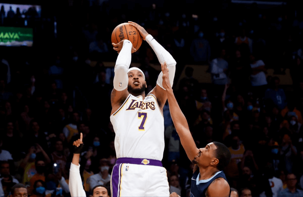 Carmelo Anthony lideró la victoria de Los Lakers.