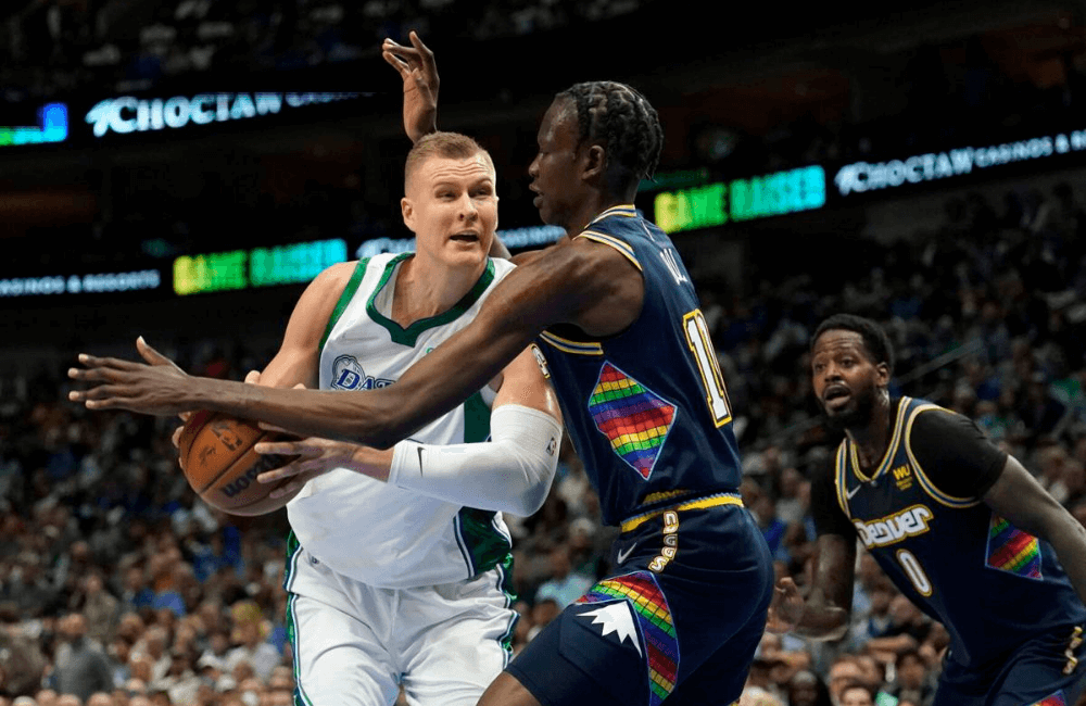 Kristaps Porziņgis guió el 9no triunfo de Dallas.