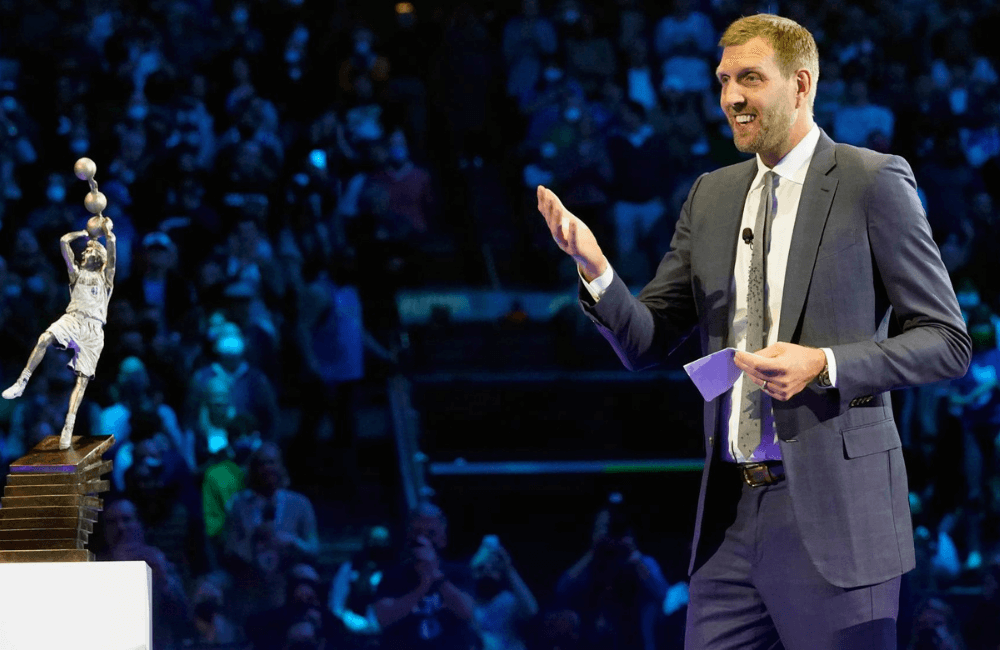 Dirk Nowitzki jugó 21 años en la NBA con Dallas Mavericks.