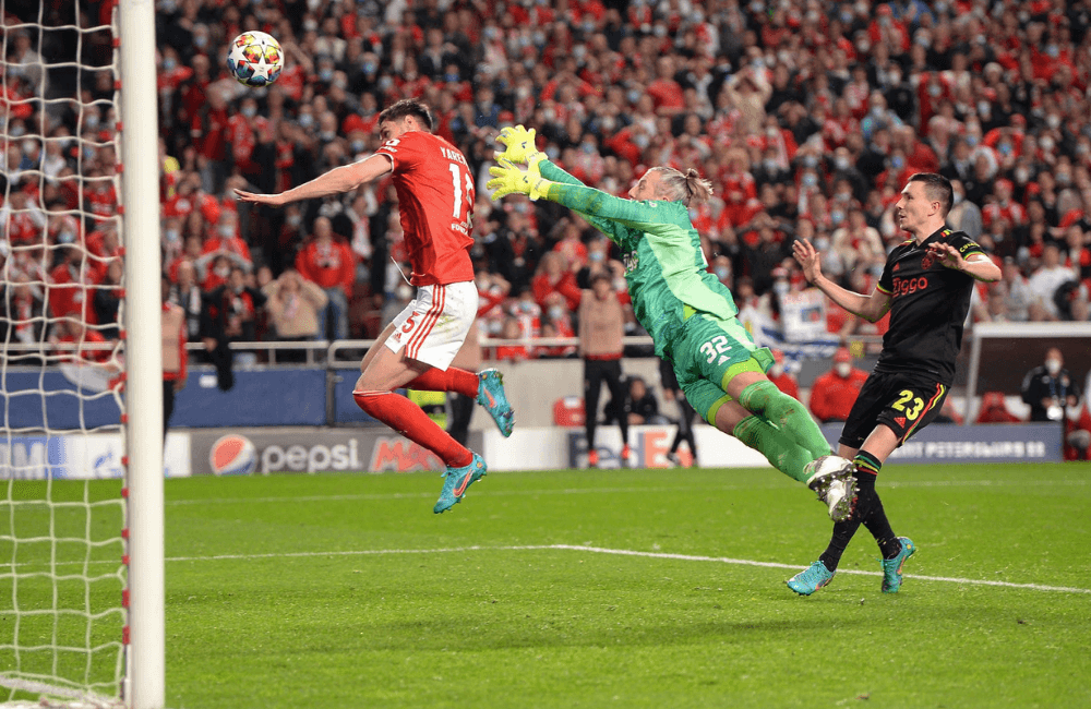 Benfica y el Ajax igualaron 2-2 en la Champions League.