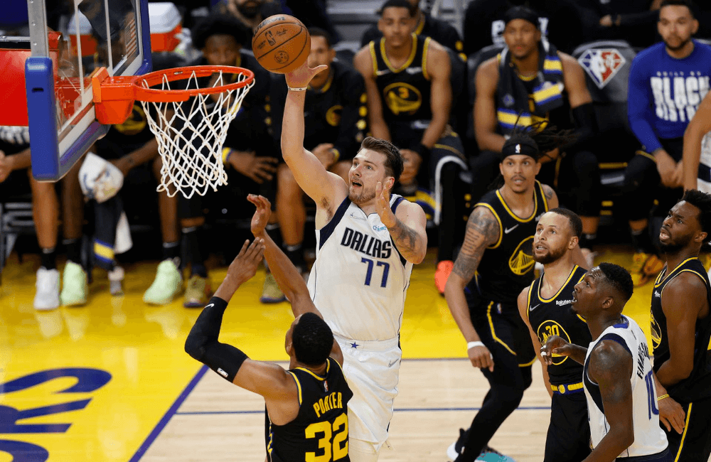 Dallas Mavericks remontó y venció a Golden State Warriors.