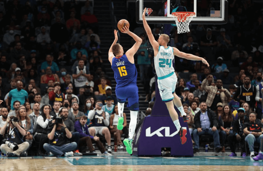 Nikola Jokic lideró la victoria de Denver.