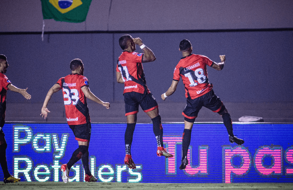 Atlético Goianiense goleó al Nacional de Uruguay para avanzar a las semifinales de la Copa Sudamericana.