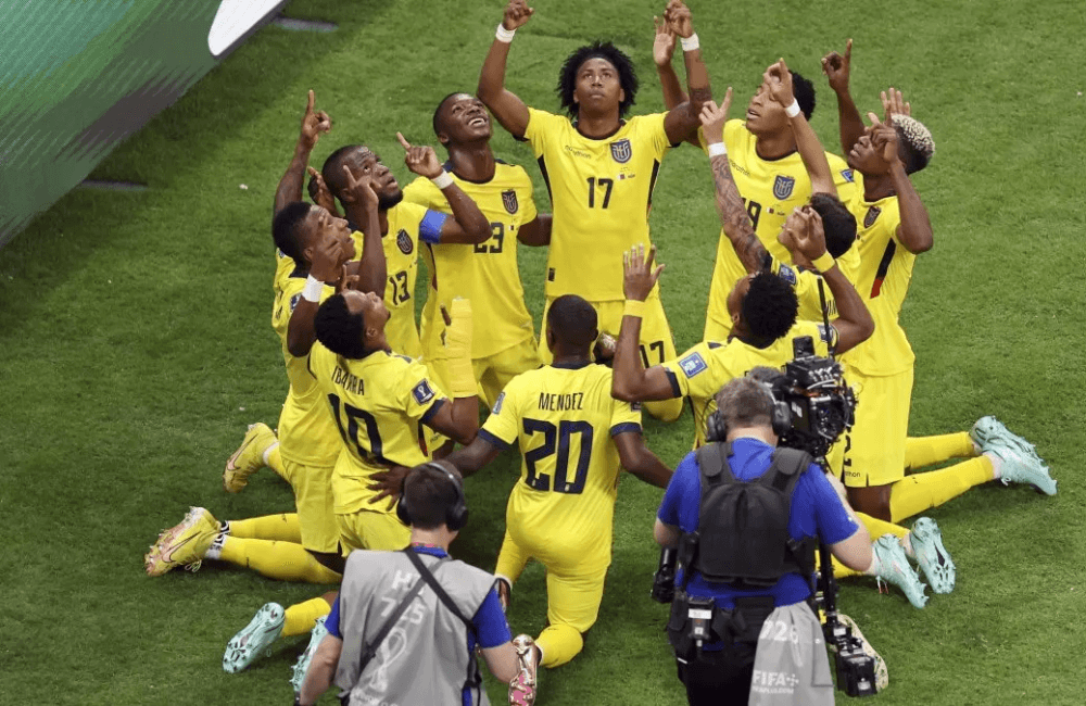 Ecuador derrotó a Qatar en el inicio del mundial de fútbol.