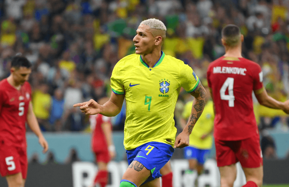 Richarlison convirtió un doblete en el triunfo de Brasil en el Mundial.