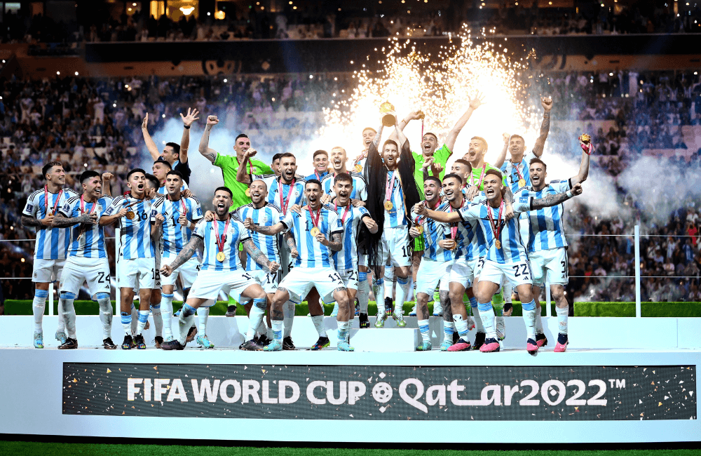 Luego de 36 años, Argentina alza la Copa del Mundo.