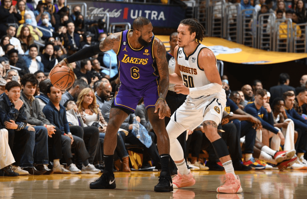 LeBron James lidera la victoria de Los Angeles Lakers.