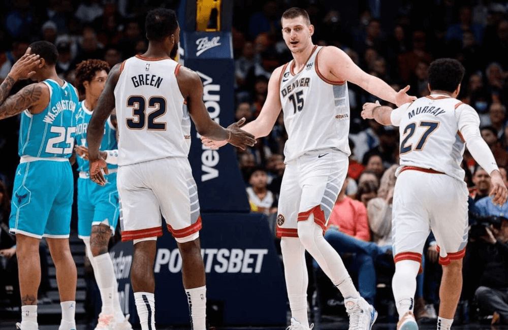 Nikola Jokic agregó 27 rebotes en el triunfo de Denver.