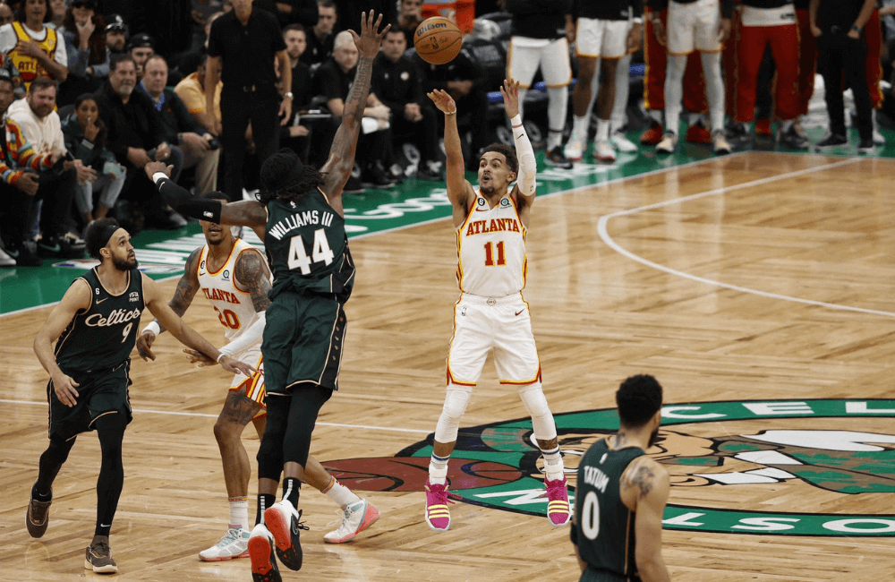 Trae Young guió la segunda victoria de Atlanta en la postemporada de la NBA.