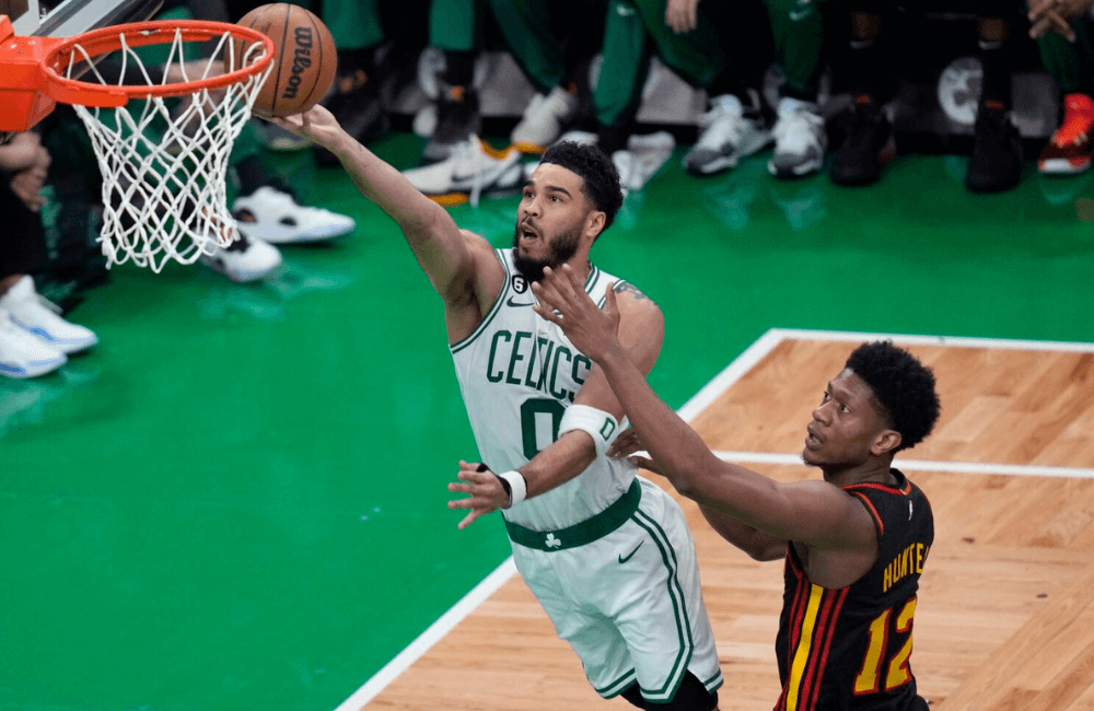 Jayson Tatum lideró la victoria de Boston con un doble-doble.