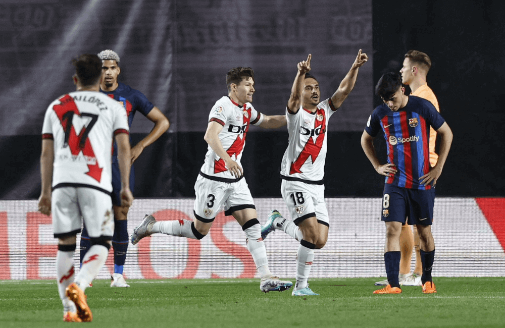 Rayo Vallecano superó como local al FC Barcelona 2-1.