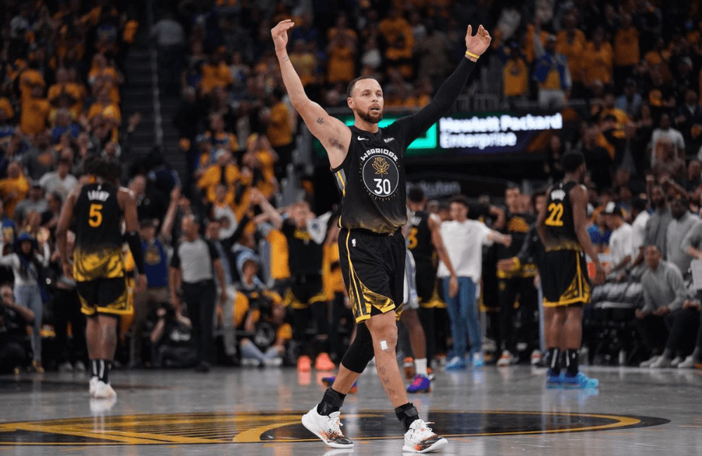 Stephen Curry guió la primera victoria de los Warriors.