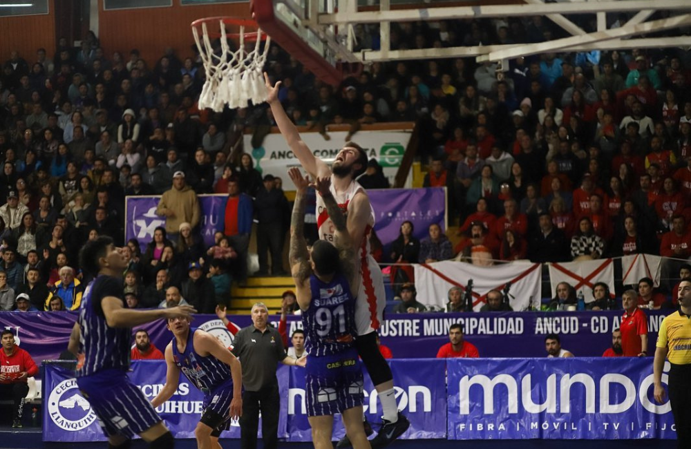 Gerardo Isla tuvo una gran actuación con un doble-doble de 23 pts y 15 reb.