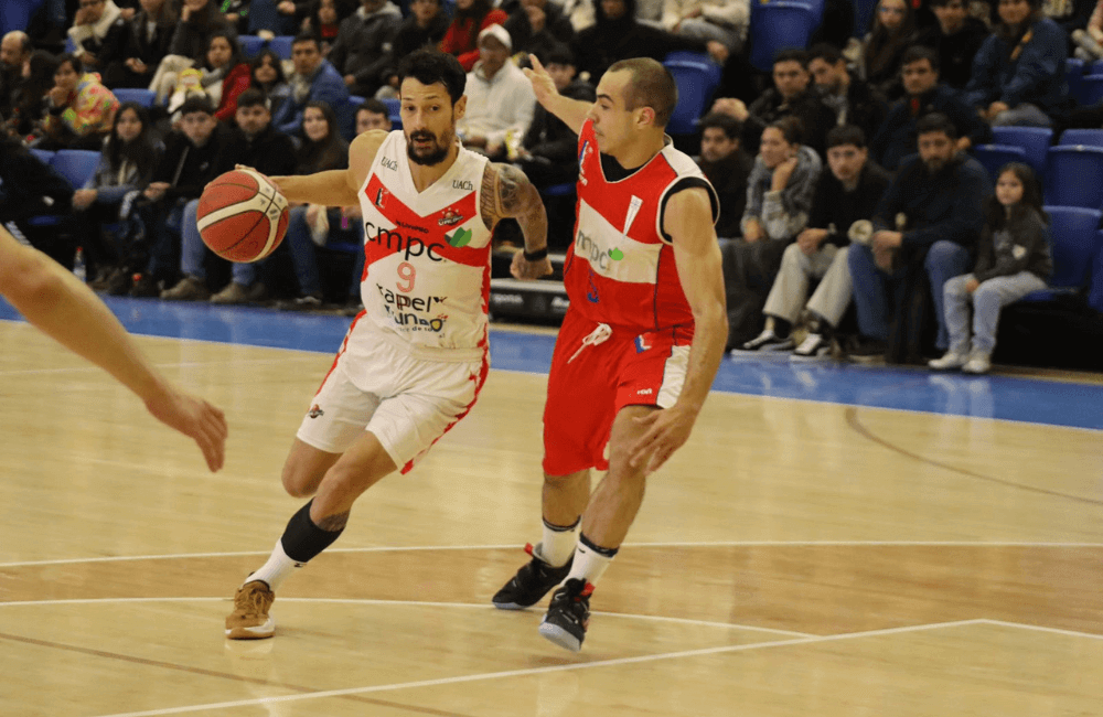 CD Valdivia superó a Universidad Católica en la LNB Chile.