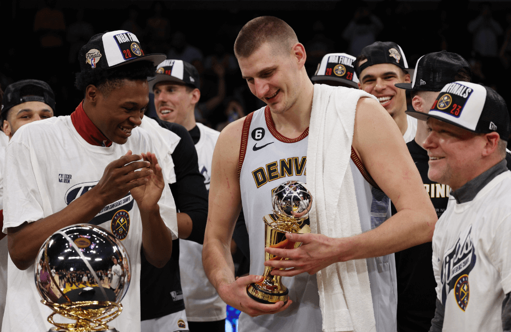 Nikola Jokic es el MVP de la Final de la Conferencia Oeste y recibió el Trofeo Earvin "Magic" Johnson.