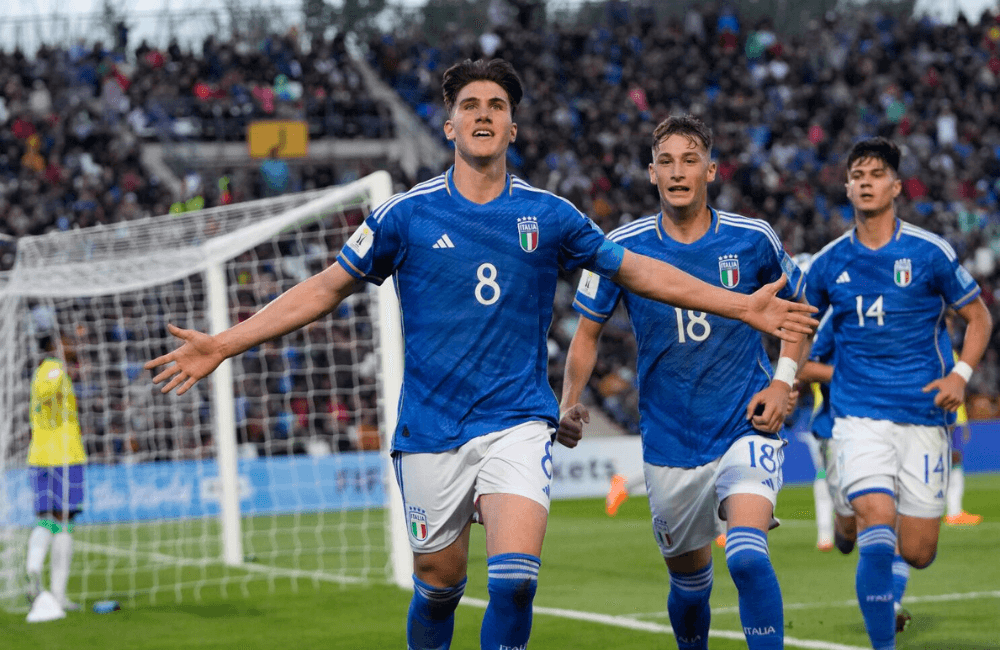 Italia suma sus primeros 3 puntos en el Mundial sub 20 .