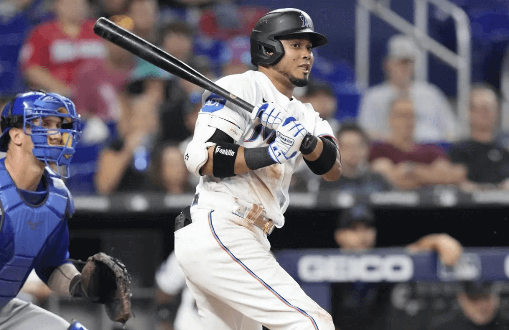 Luis Arráez dio un imparable oportuno para impulsar 2 carreras en el triunfo de Marlins de Miami.