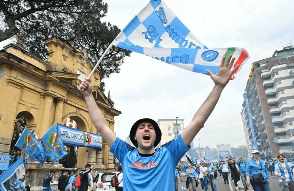 En Napoli todo fue júbilo y celebración por la coronación de su equipo.