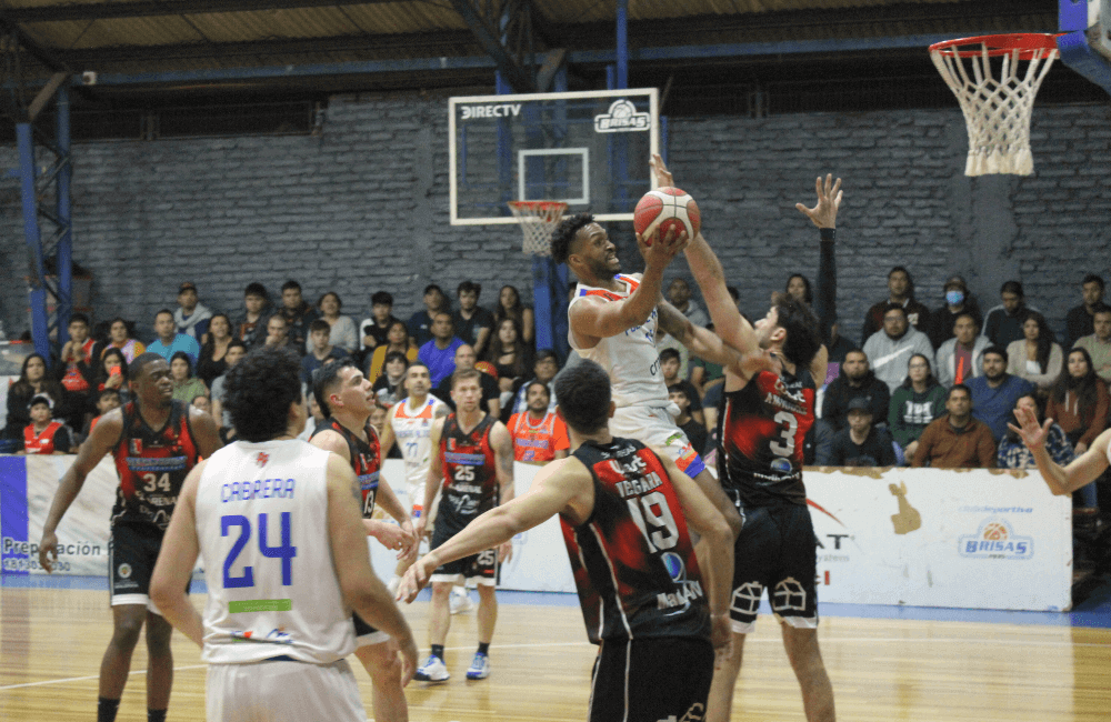 Puente Alto CD venció al CD Las Ánimasc 76 por 70 en el Club Brisas de La Cisterna.