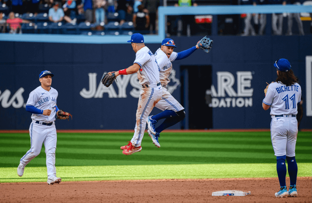 Los Azulejos de Toronto lideran la serie 2-0 ante Los Bravos de Atlanta.