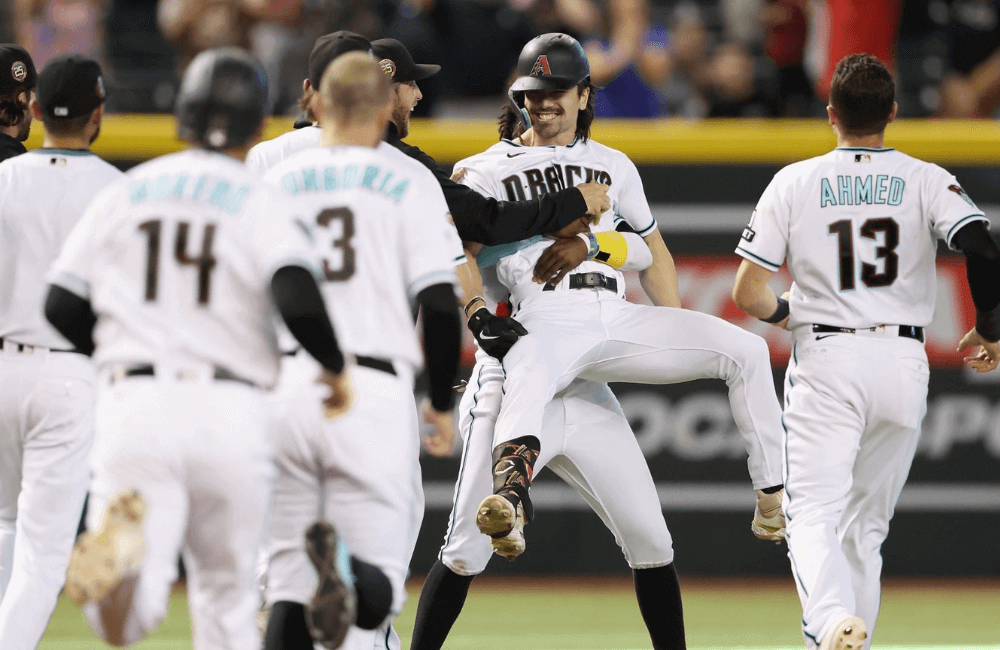  Corbin Carroll conectó el hit de oro para dejar en el terreno a Colorado.