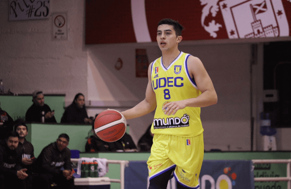 Sebastián Carrasco lideró la victoria de UdeC con un doble-doble de 26 pts y 13 ast.