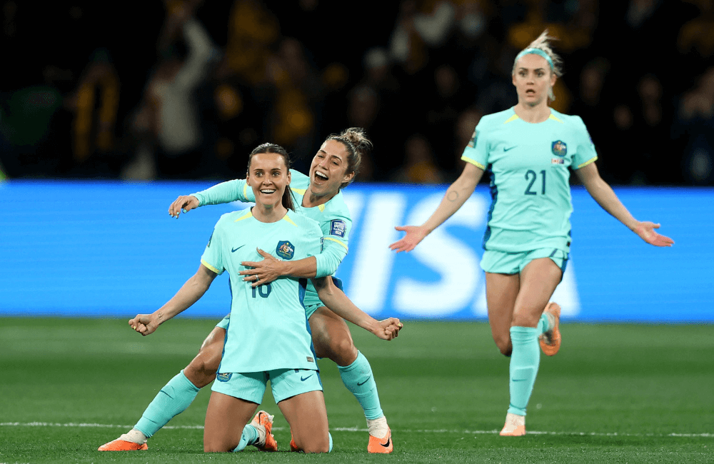 Australia goleó a Canadá y clasificaron como líderes del grupo B en el mundial femenino.