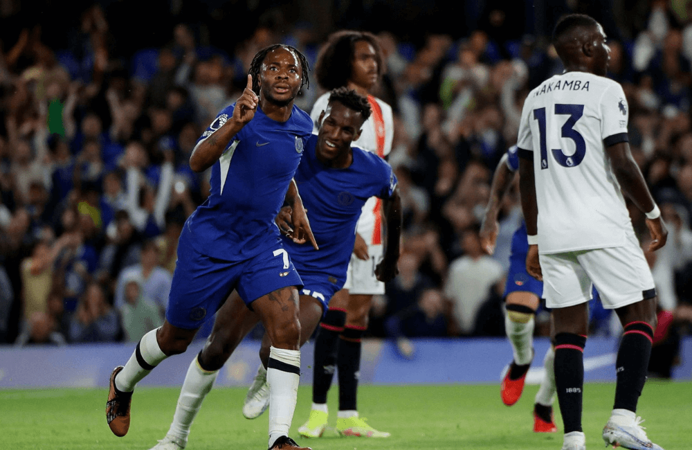 Raheem Sterling anotó un doblete en la victoria del Chelsea.