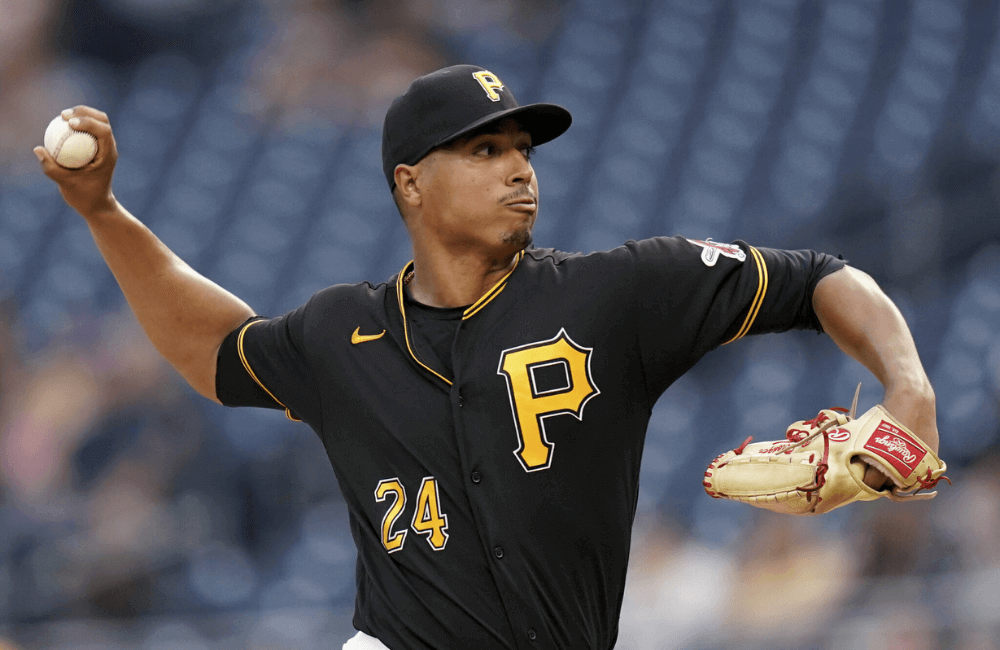 Johan Oviedo se llevó la quinta victoria de la temporada con los Piratas de Pittsburgh.