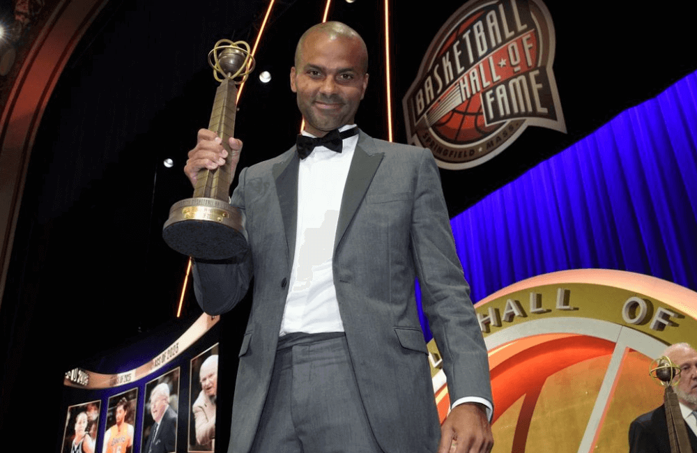 Tony Parker invitó a los niños a soñar en grande durante su exaltación al Salón de la Fama.