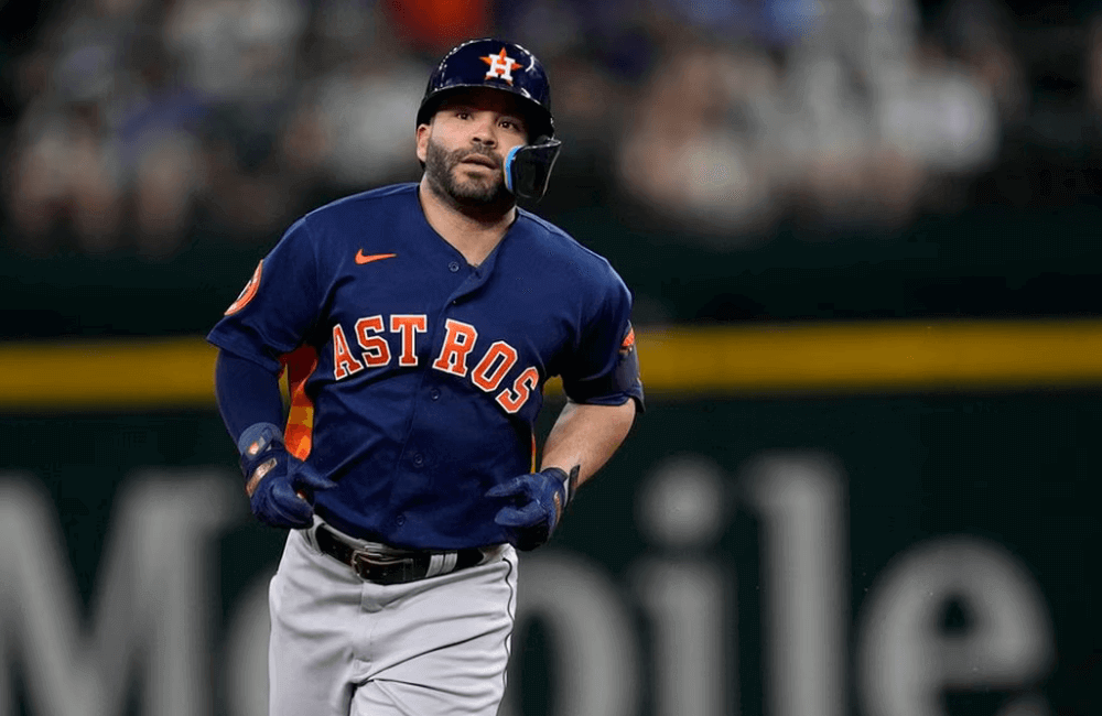 José Altuve, conectó 3 cuadrangulares solitarios en sus primeros 3 turnos con los Astros de Houston.