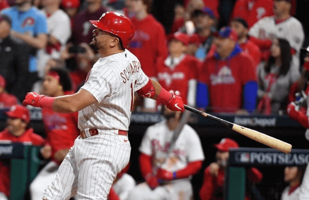 Kyle Schwarber conectó dos jonrones en la segunda victoria de Phillies ante Arizona.
