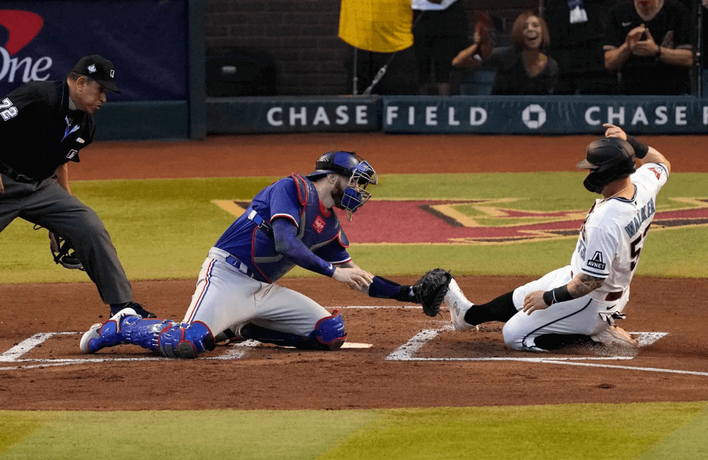 Jonah Heim hizo out  en el plato a Christian Walker en la 2da entrada del Juego 3 de la Serie Mundial.