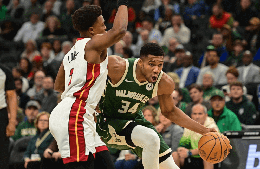 Giannis Antetokounmpo fue el mejor en el triunfo de Milwaukee al anotar 33 puntos.