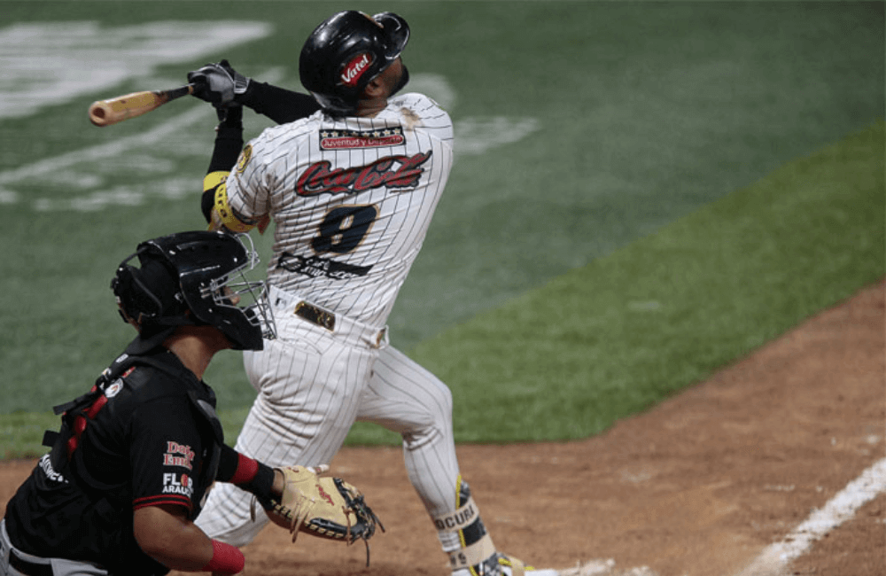 José Rondón conectó un jonrón en el primer inning para impulsar 3 carreras.