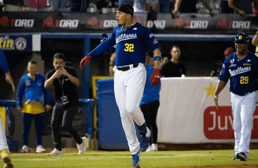 Romer Cuadrado tras disparar un jonrón en la parte baja del noveno inning.