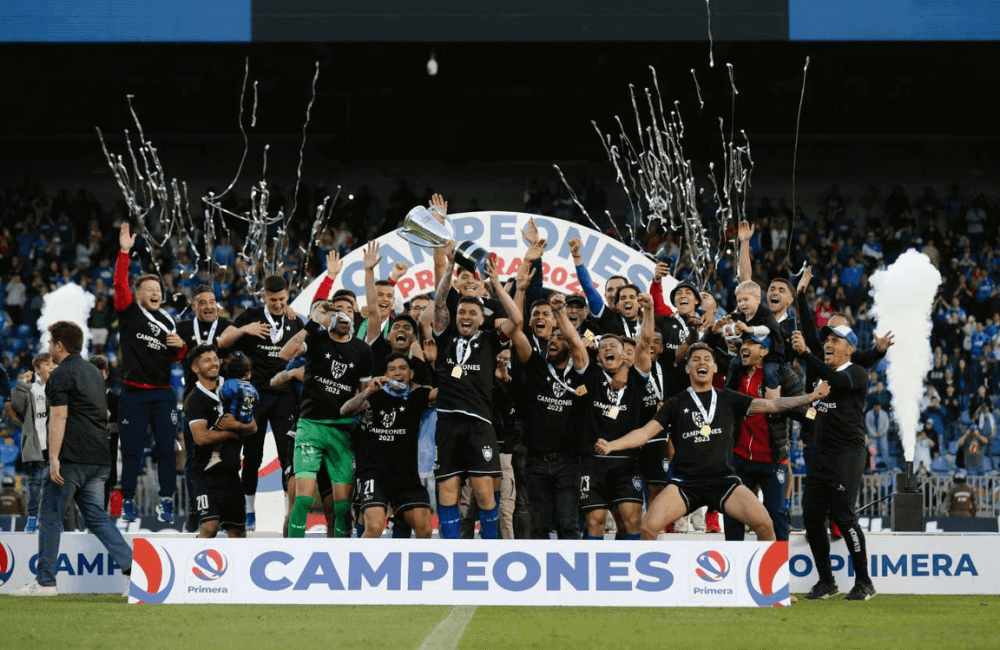 Huachipato alzó el tercer título en su historia.