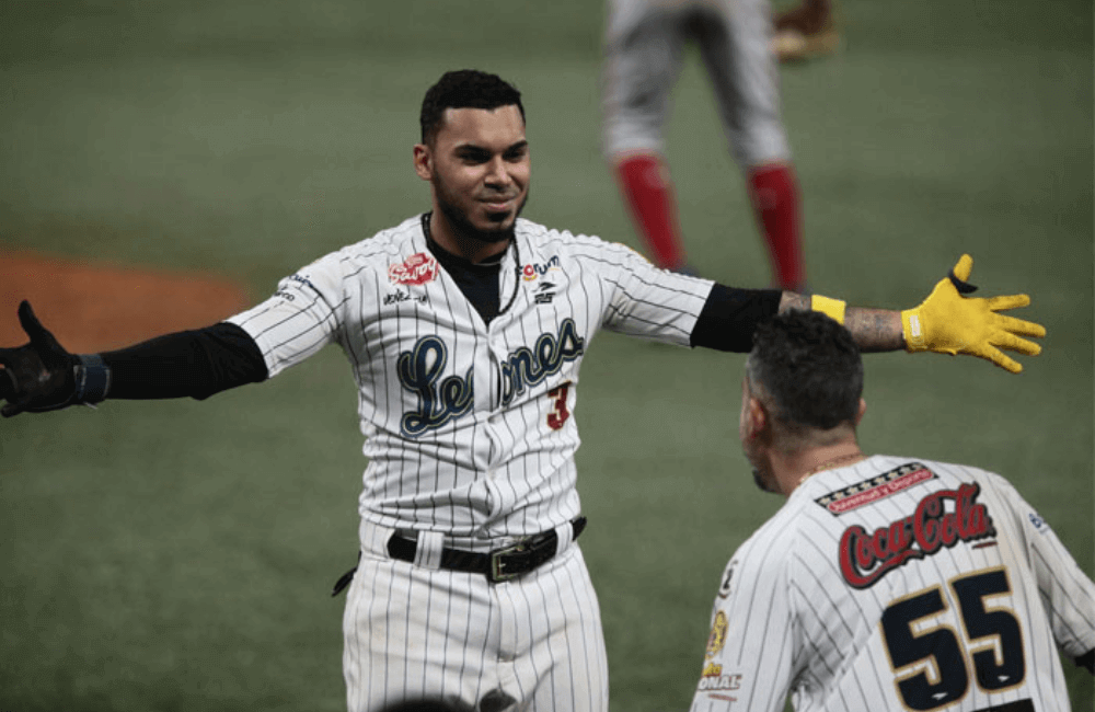 Harold Castro sigue encendido con los Leones del Caracas.