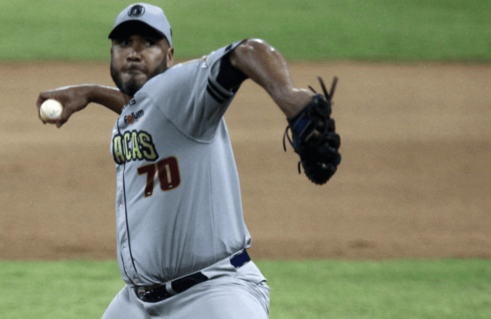 Albert Suárez sigue lanzando muy bien con los Leones del Caracas.