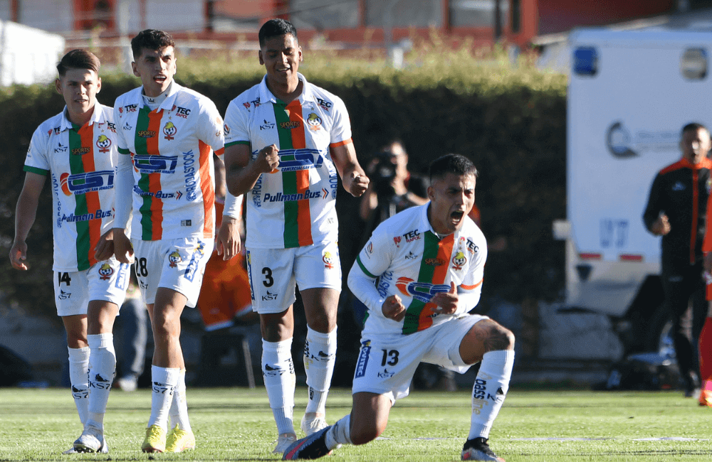 Cobresal derrotó a la Universidad de Chile en el Estadio El Cobre y se jugarán el campeonato en la última jornada.