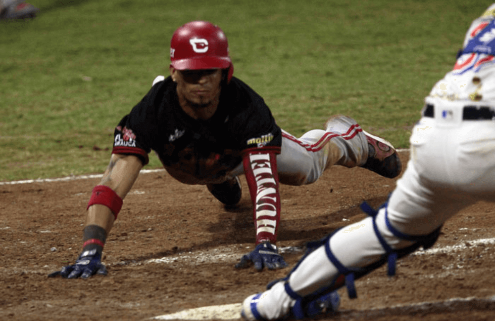 Gorkys Hernández anota en carrera por los Cardenales de Lara.