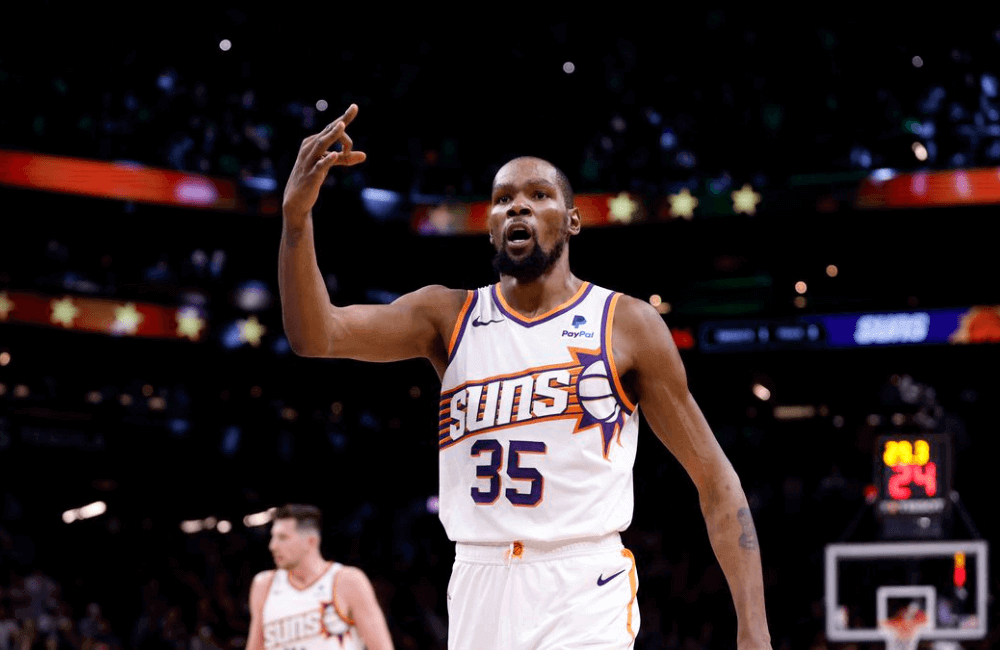 Kevin Durant lidera a los Suns a su sexto triunfo consecutivo.