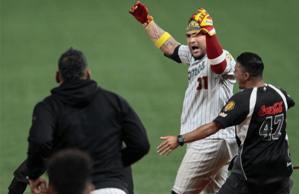 Leones del Caracas vino de atrás para superar a Cardenales de Lara.