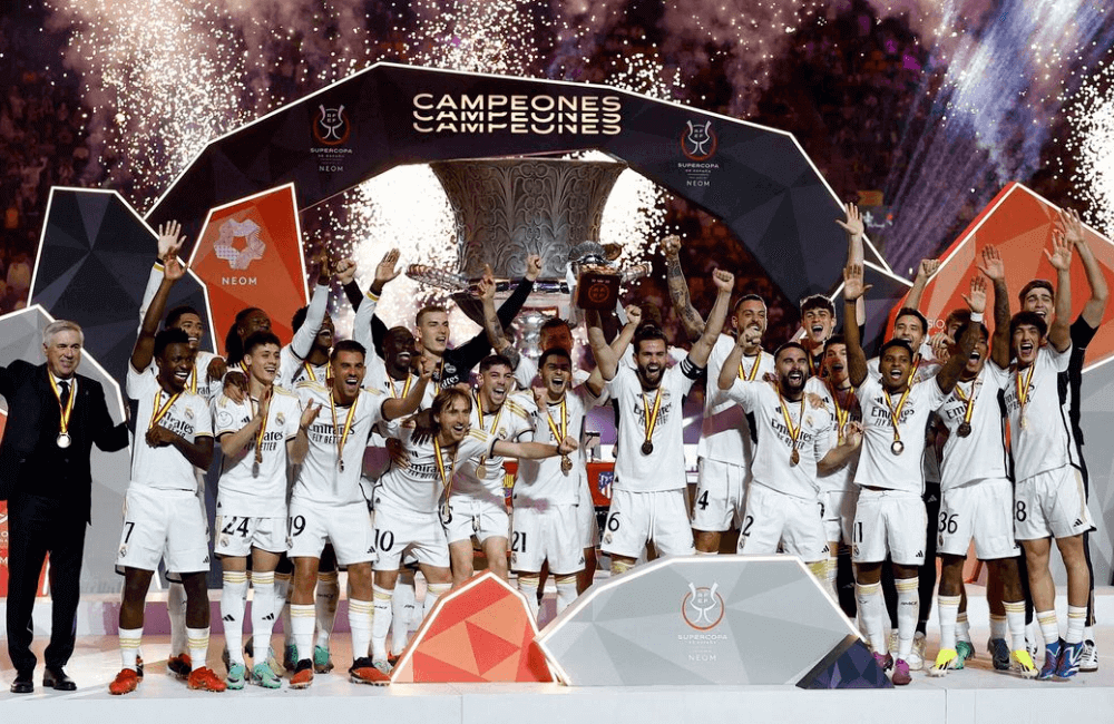 Real Madrid alzó su 13era Supercopa de España en su historia.