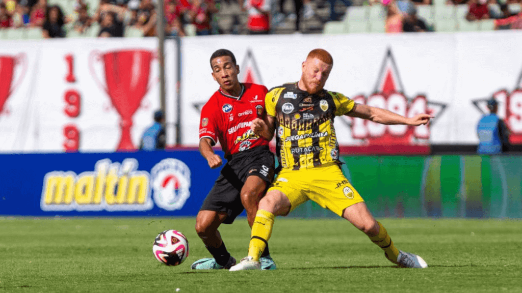 Caracas FC y Deportivo Táchira igualaron en el clásico.