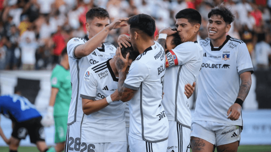 Colo Colo venció a Huachipato en el Estadio Monumental.