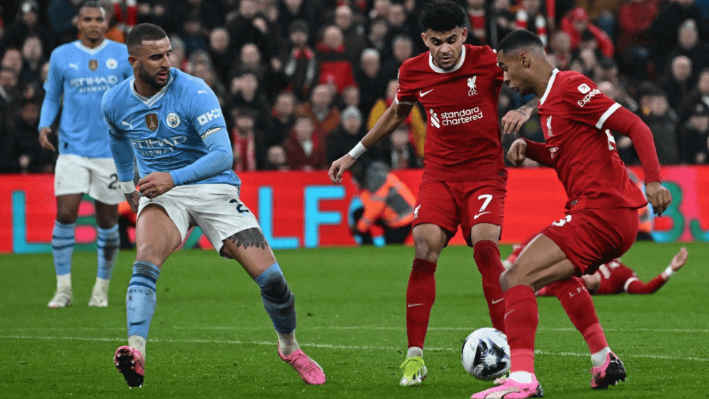 Liverpool y Manchester City, disputaron un partido muy intenso.