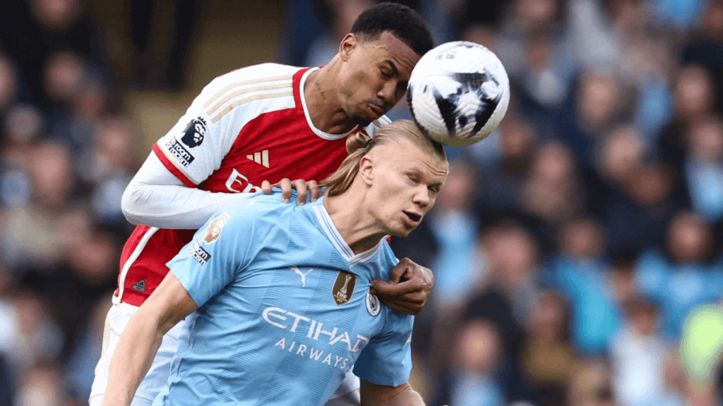 Gabriel Magalhaes y Erling Haaland, luchan en un partido de la Premier League.