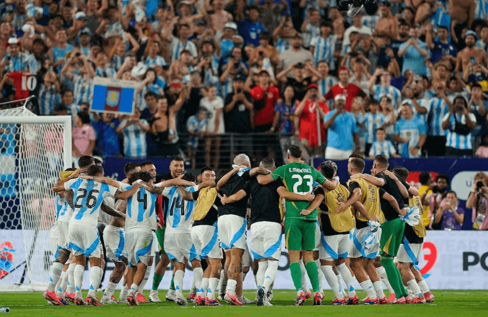 Argentina venció a Canadá con goles de Julián Álvarez y Lionel Messi.