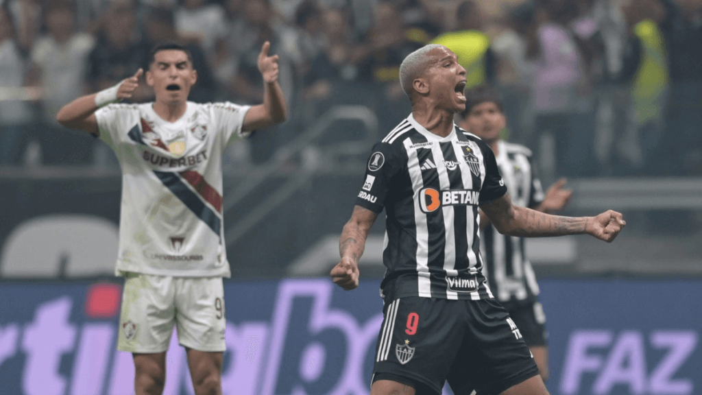 Deyverson convirtió un doblete para asegurar la clasificación de Atlético Mineiro.